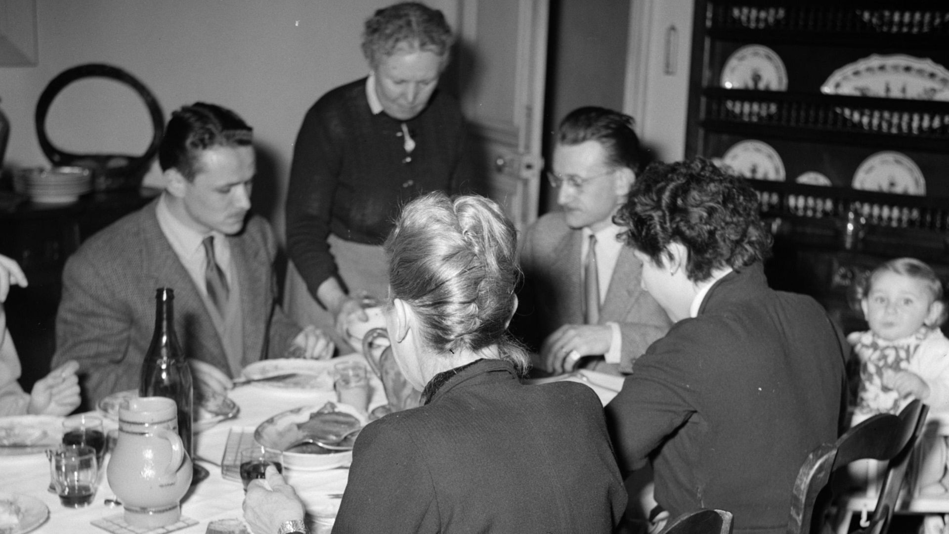 Collectie / Archief : Fotocollectie Van de Poll
Reportage / Serie : Bewoners van een appartementengebouw in Parijs
Beschrijving : Familie met gasten aan de maaltijd
Datum : 1950
Locatie : Frankrijk, Parijs
Trefwoorden : families, flessen, maaltijden
Fotog
