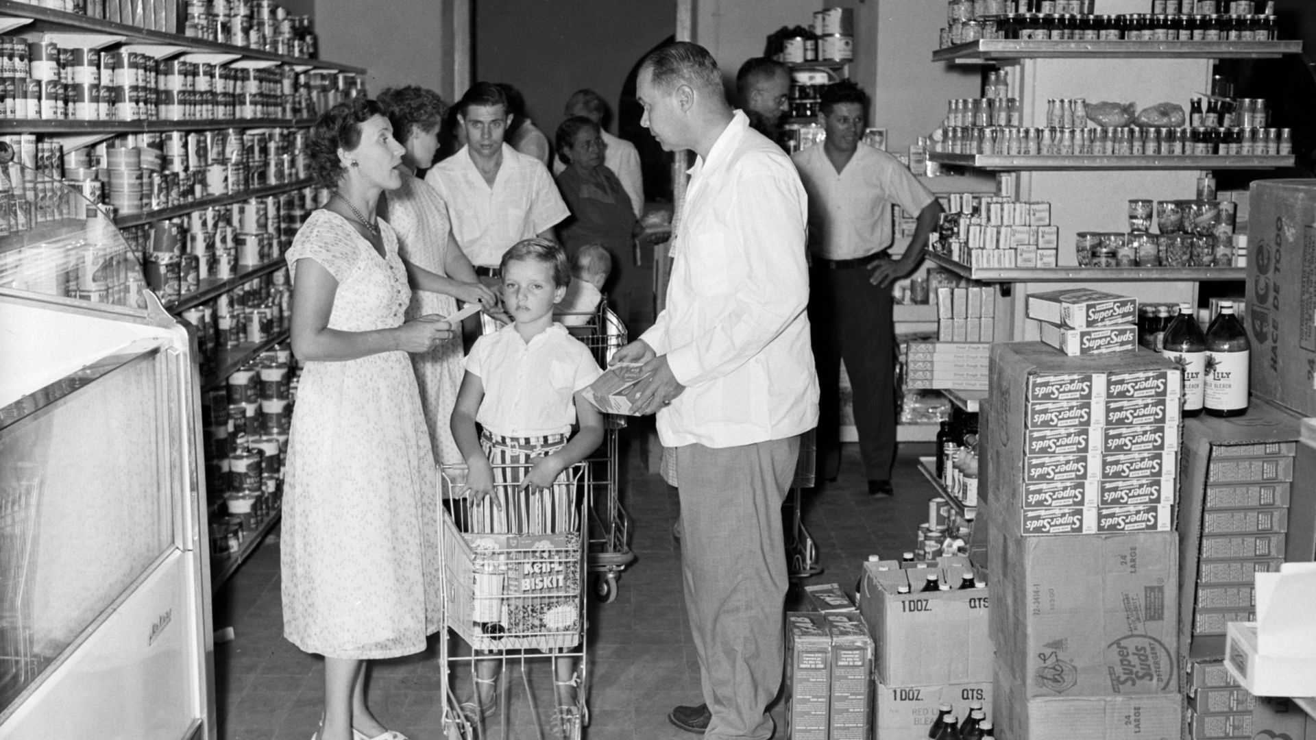 Collectie / Archief : Fotocollectie Van de Poll
Reportage / Serie : Nederlandse Antillen en Suriname ten tijde van het koninklijk bezoek van koningin Juliana en prins Bernhard in 1955
Beschrijving : Een supermarkt in Willemstad
Datum : oktober 1955
Locati