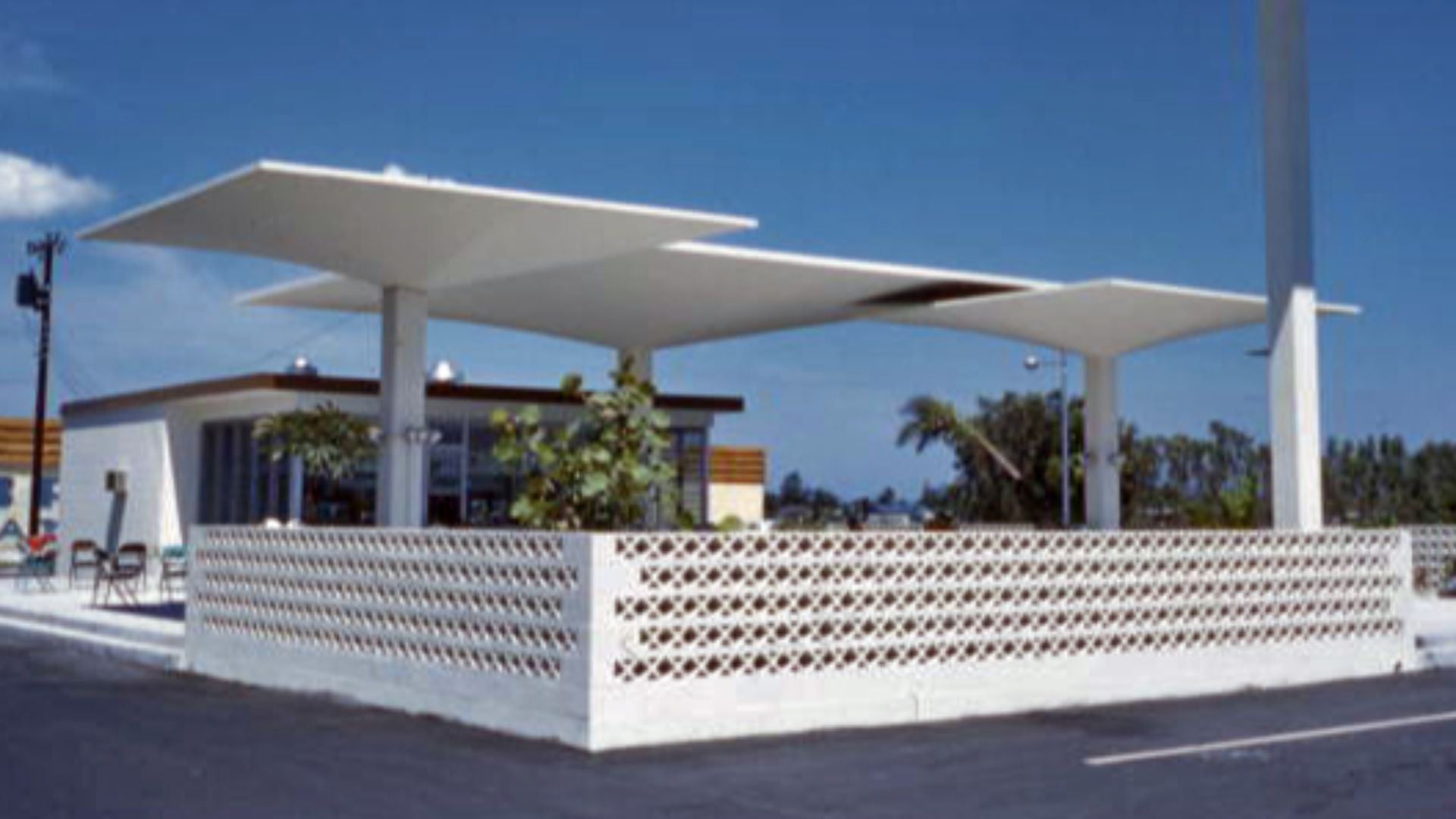 Local call number: JJS1710
Title: Burger Queen fast food restaurant in Bradenton
Date: ca 1959
Physical descrip: 1 photoprint - b&w - 5 x 4 in.
Series Title: Joseph Janney Steinmetz Collection
Repository:  State  Library and Archives of Florida, 500 S. Br