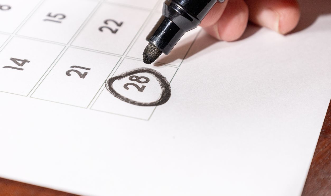 Shutterstock-2640796343, A romantic gesture of circling a date with a heart shape on the calendar, symbolizing love, anniversaries, or meaningful moments.