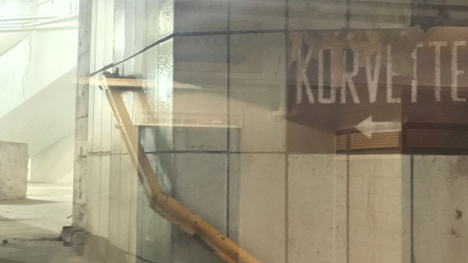 An E.J. Korvettes entrance from the tunnel connecting the 33rd Street PATH station and the entrance to the 34th St-Herald Square subway station.