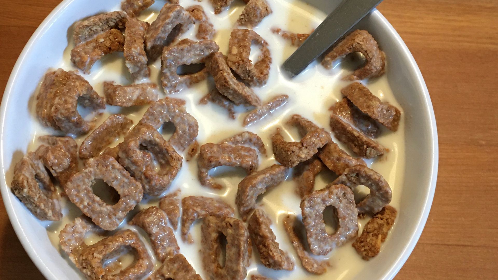 Kellogg's Cracklin' Oat Bran – Crunchy, Sweet, Oven-Baked Oat Cereal, with milk