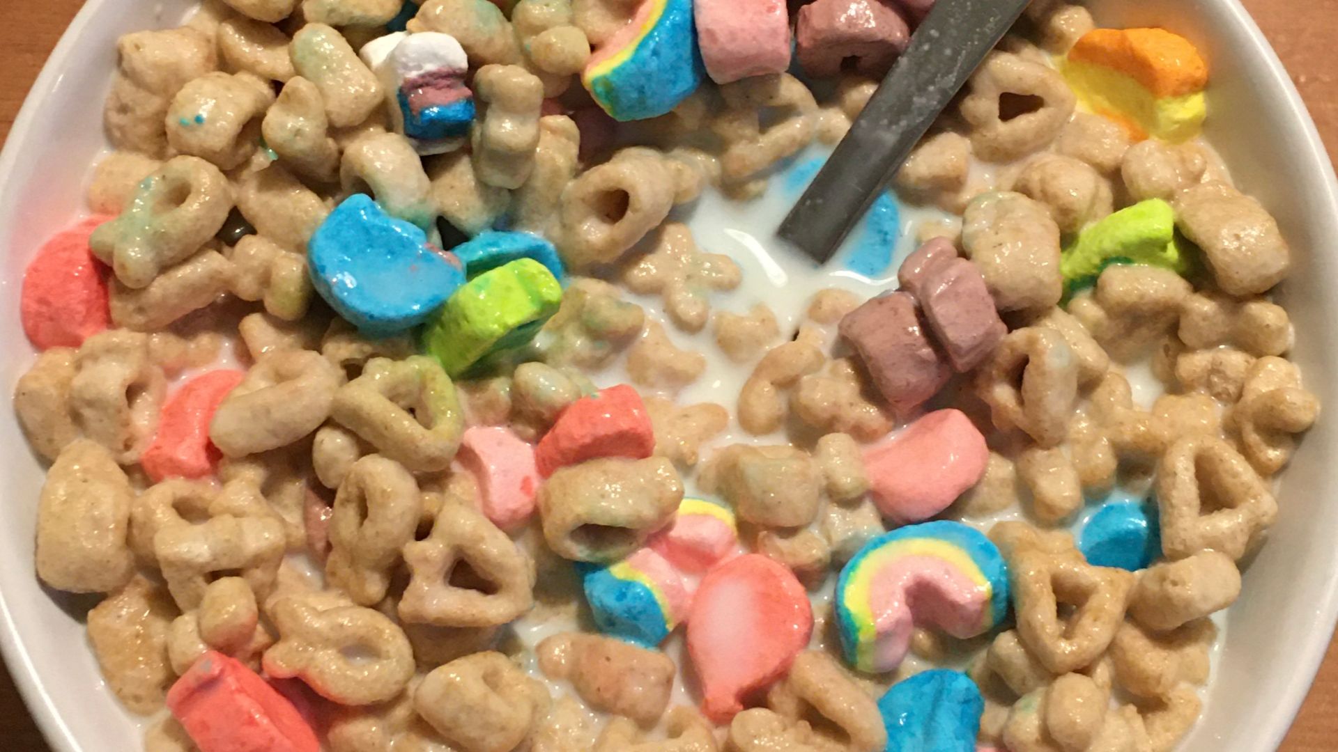 General Mills – Lucky Charms – Frosted Toasted Oat Cereal with marshmalls – Served with milk