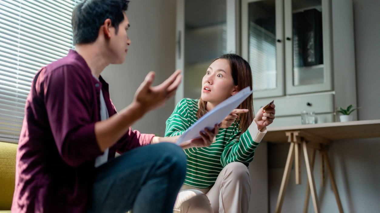 Shutterstock-2597091881, Young couple arguing about credit card bills and expenses, having financial problems