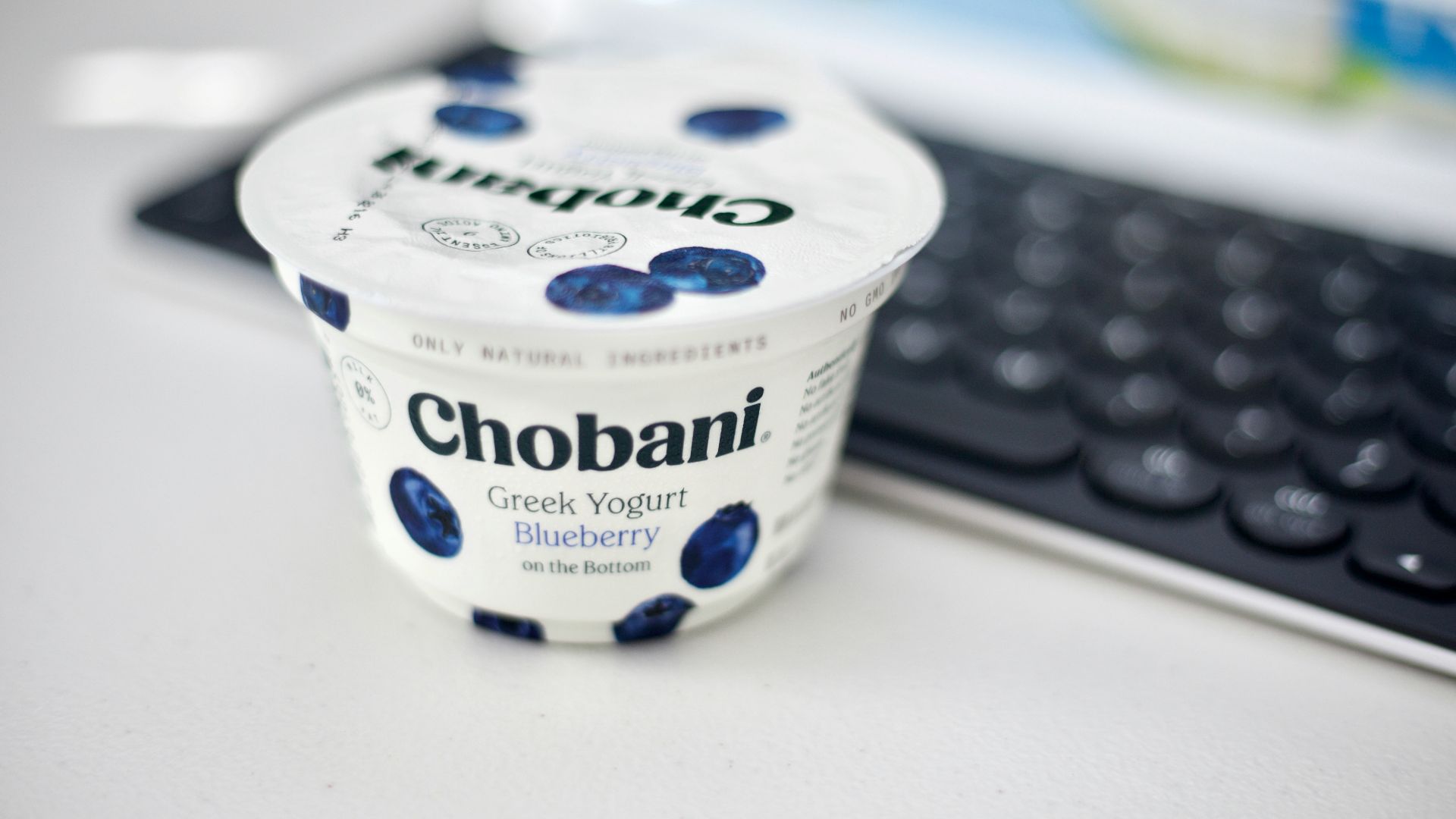 white and blue daisy sour cream