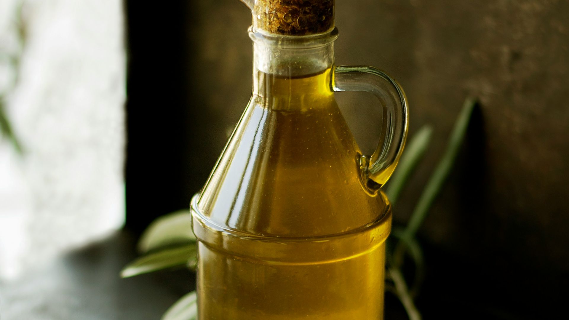 clear glass cruet bottle