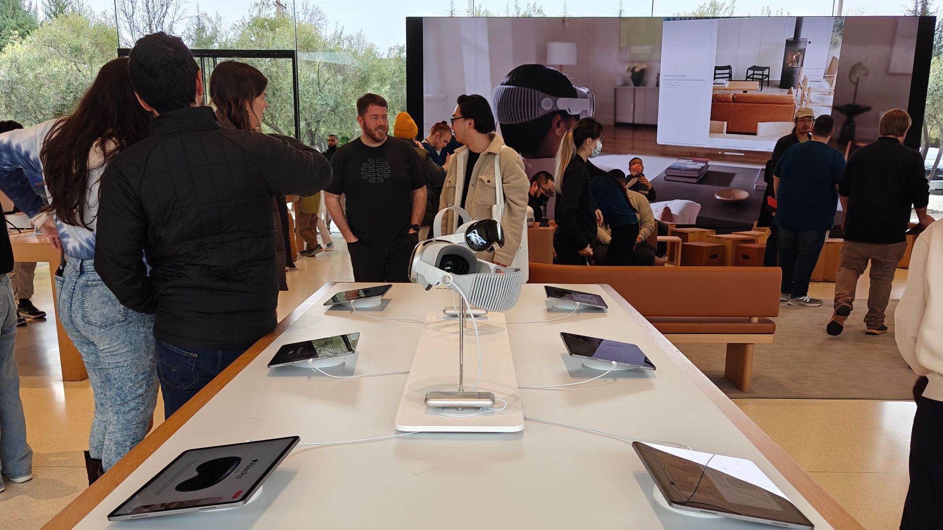 Bàn trưng bầy sản phẩm thiết bị Apple Vision Pro ở Apple Sotre