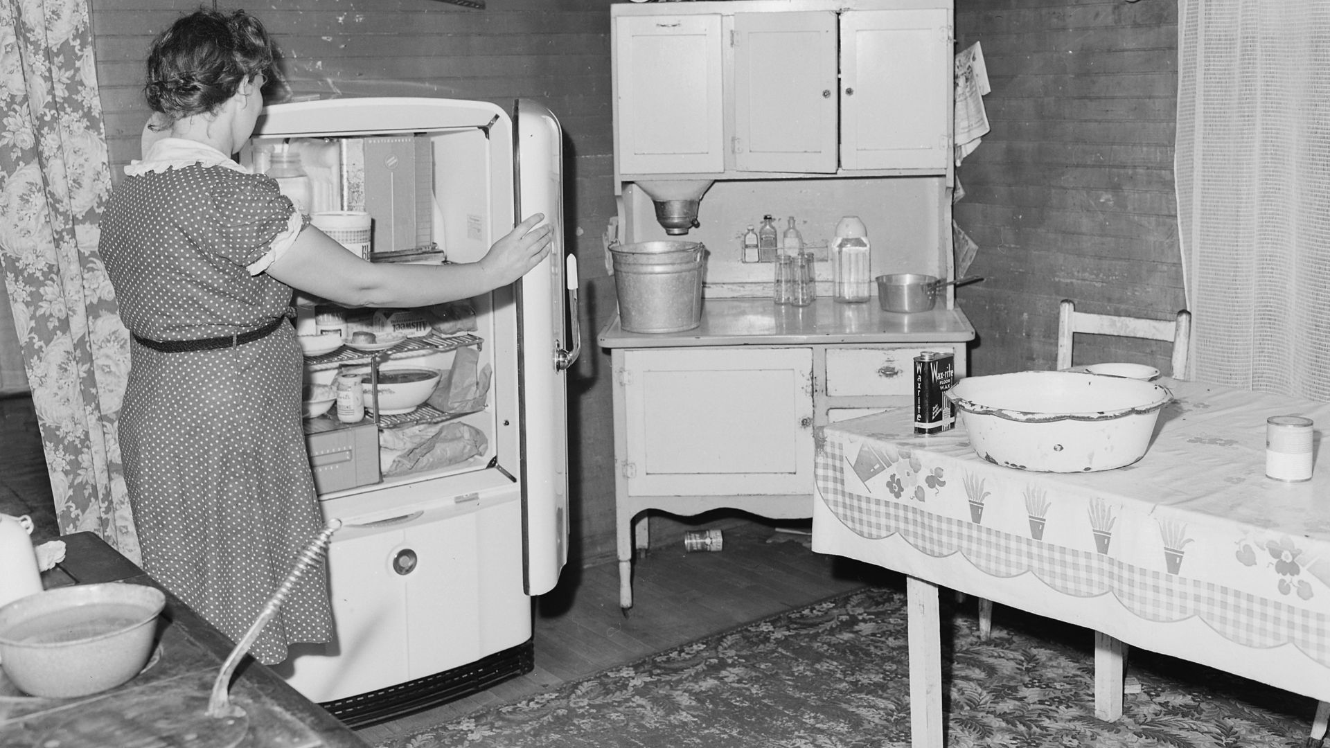 File:Mrs. Clay Hearl, wife of miner who has worked fourteen years for this company, they and their three children have... - NARA - 540718.jpg