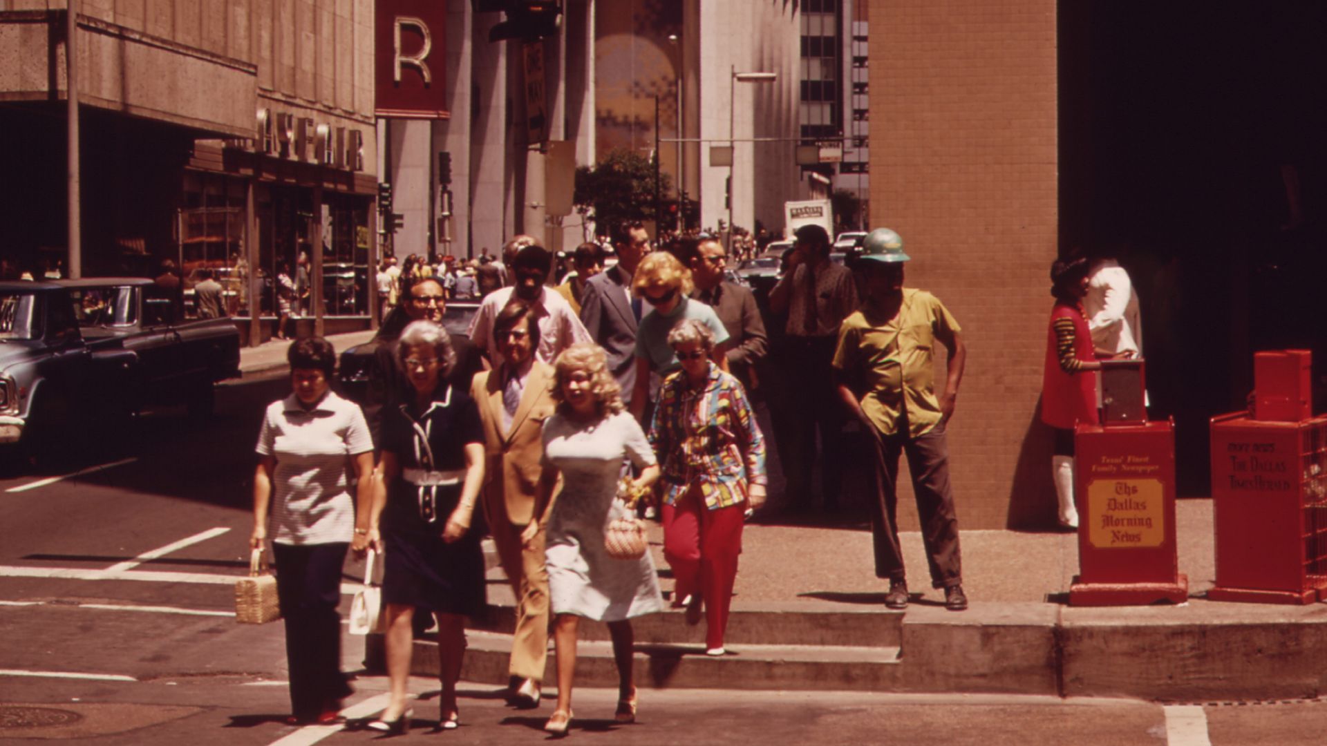 File:SHOPPERS IN DOWNTOWN DALLAS - NARA - 547788.jpg