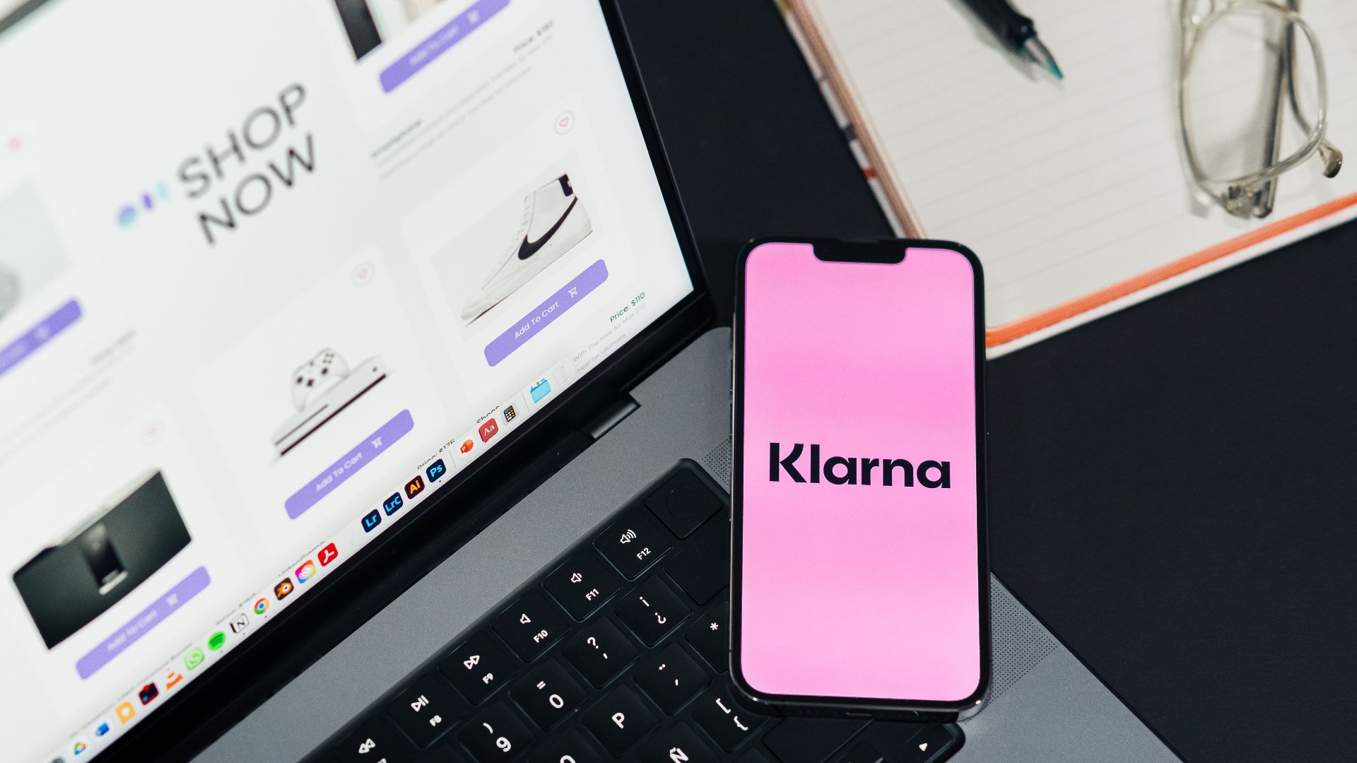 Laptop and smartphone displaying online shopping and Klarna for convenient e-commerce.