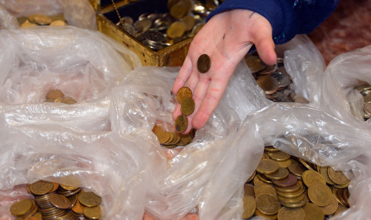 The accumulated money is laid out in packages in order to hand it over to the bank.