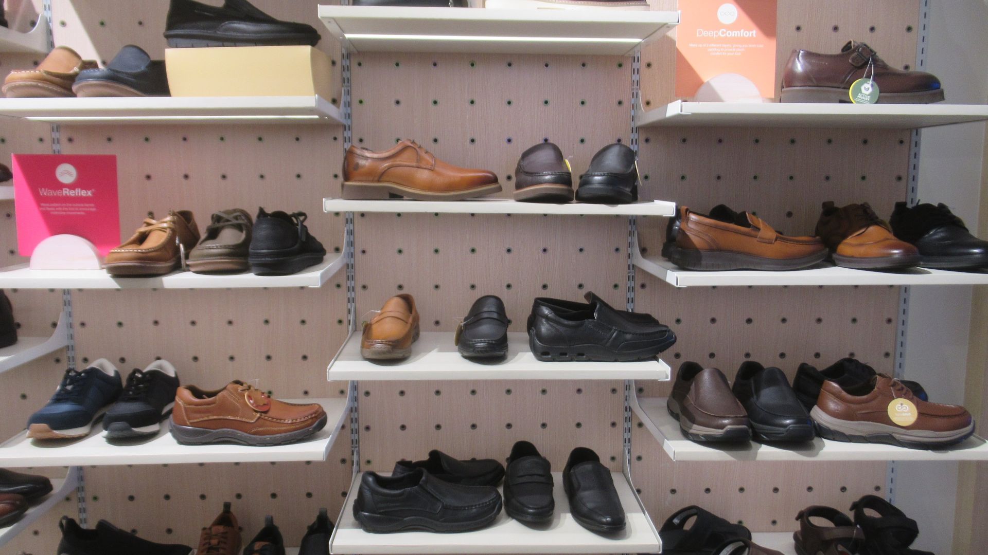 File:Hush Puppies Philippines shelves4.jpg