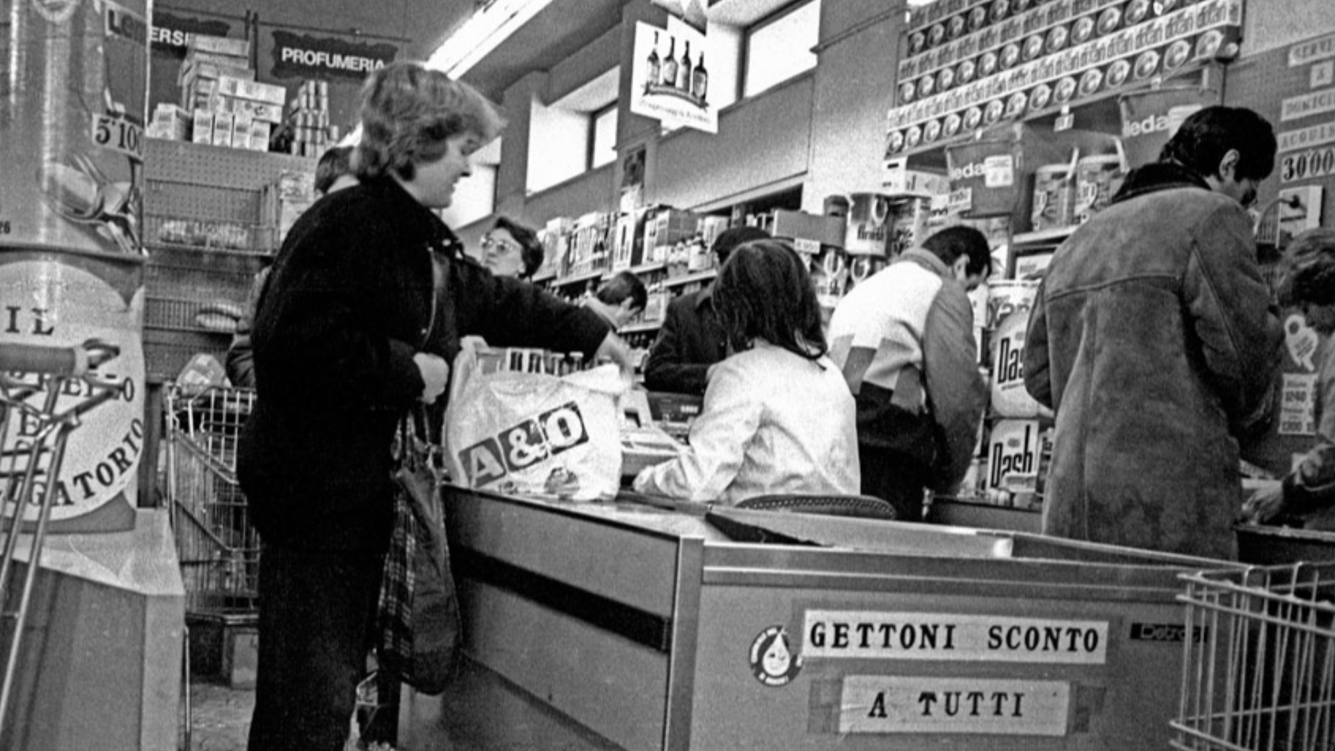 Milano, interno di un supermercato