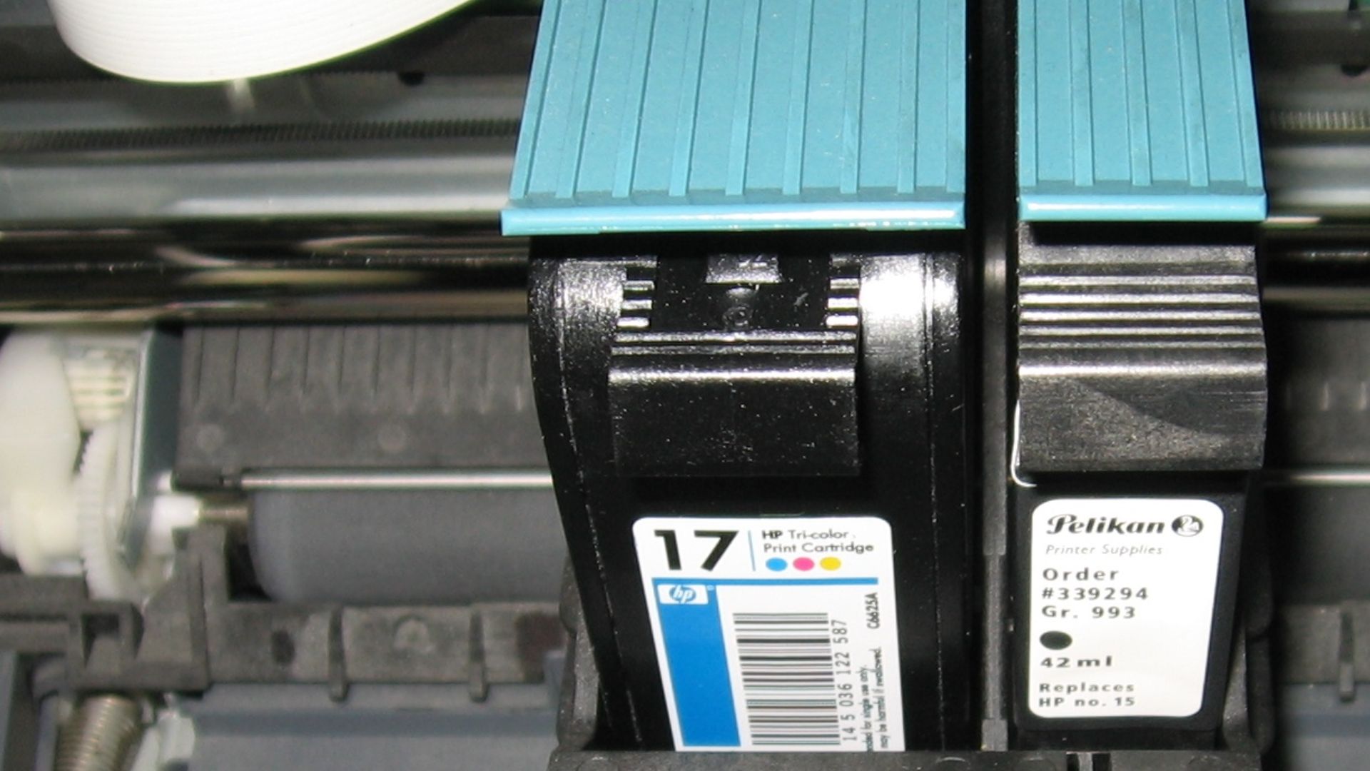 Ink-jet printer (model hp deskjet 845c) inside: cartridges