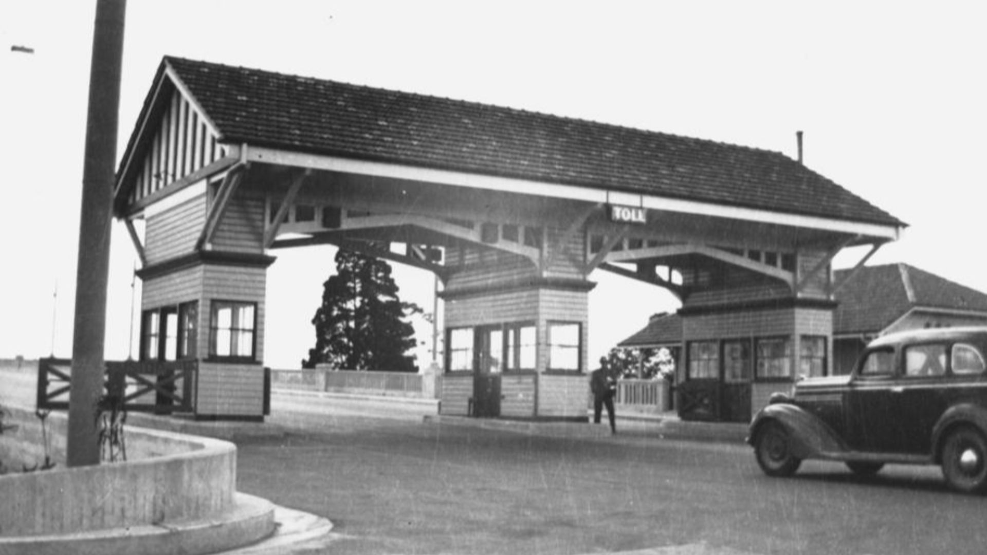 Toll-gate at the Kangaroo Point end of the Story Bridge, Brisbane, 1940-1950
View of a car approaching the toll-gate at the Kangaroo Point end of the Story Bridge. When the Story Bridge first opened in 1940 the toll charge for motor cars carrying not more
