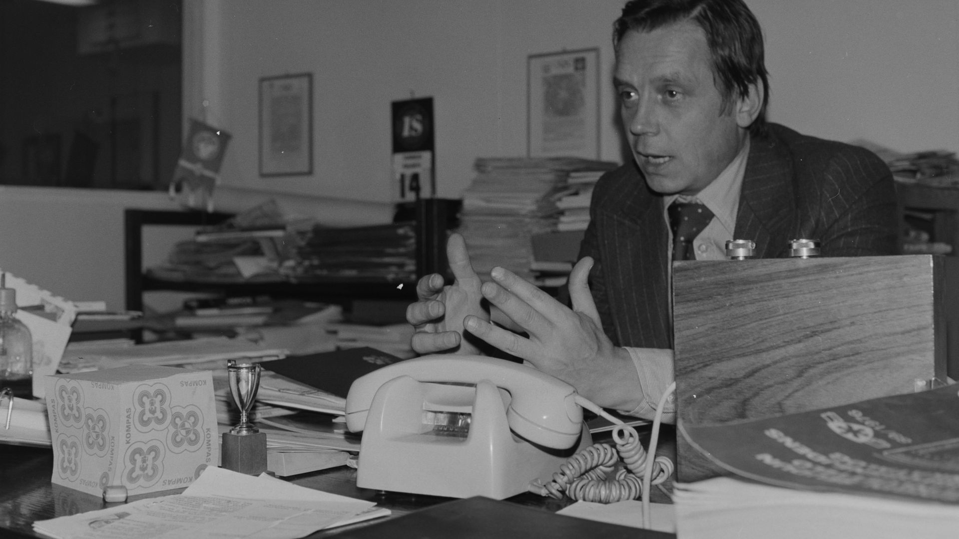 Photograph of Martti Huhtamäki (1935–), the editor-in-chief of Ilta-Sanomat newspaper, sitting behind his desk.