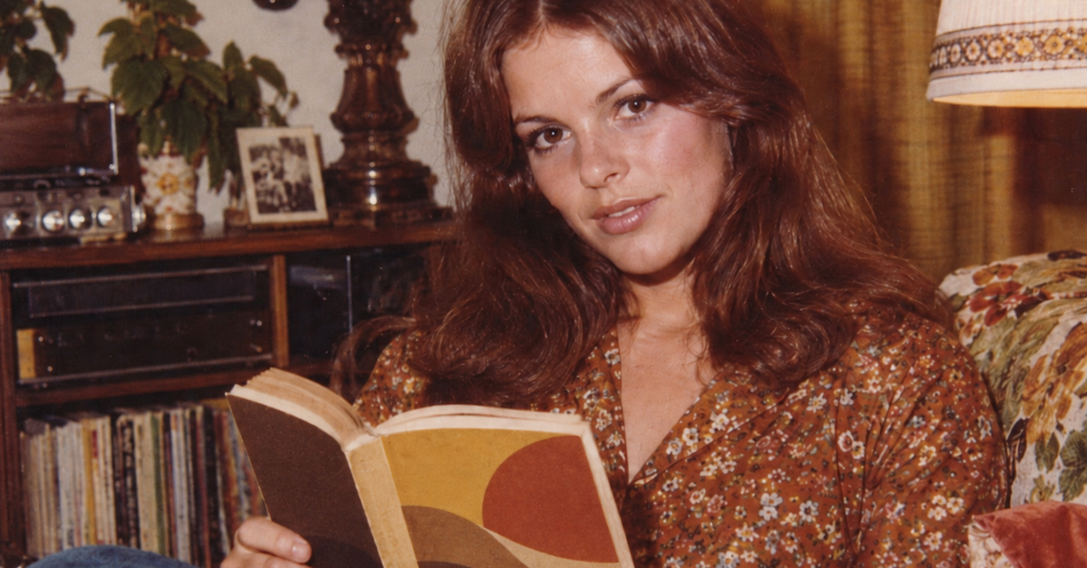 Book Crazes From The 1970s Where It Felt Like Everyone Was Reading The Same Thing