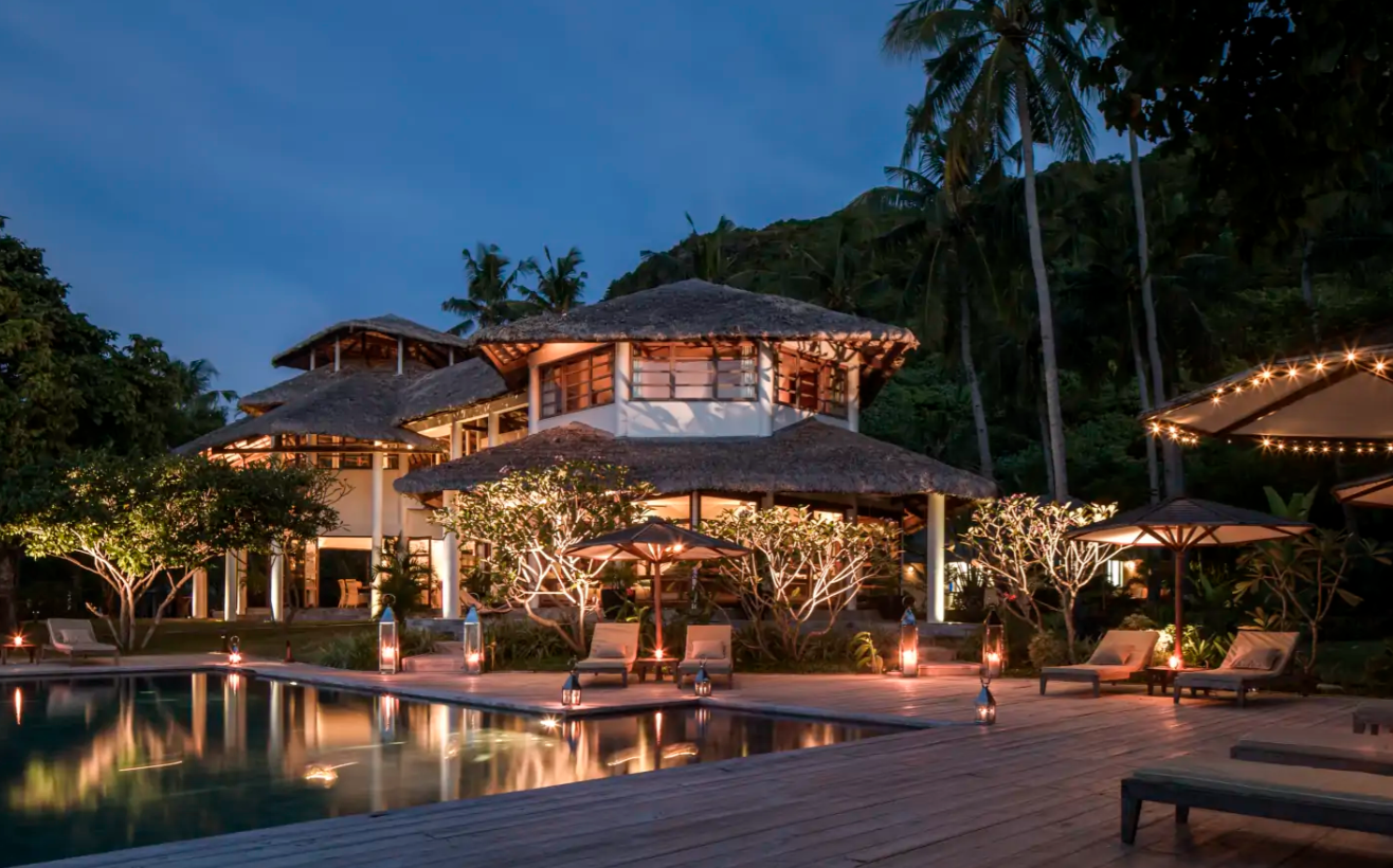 Ariara Island at night