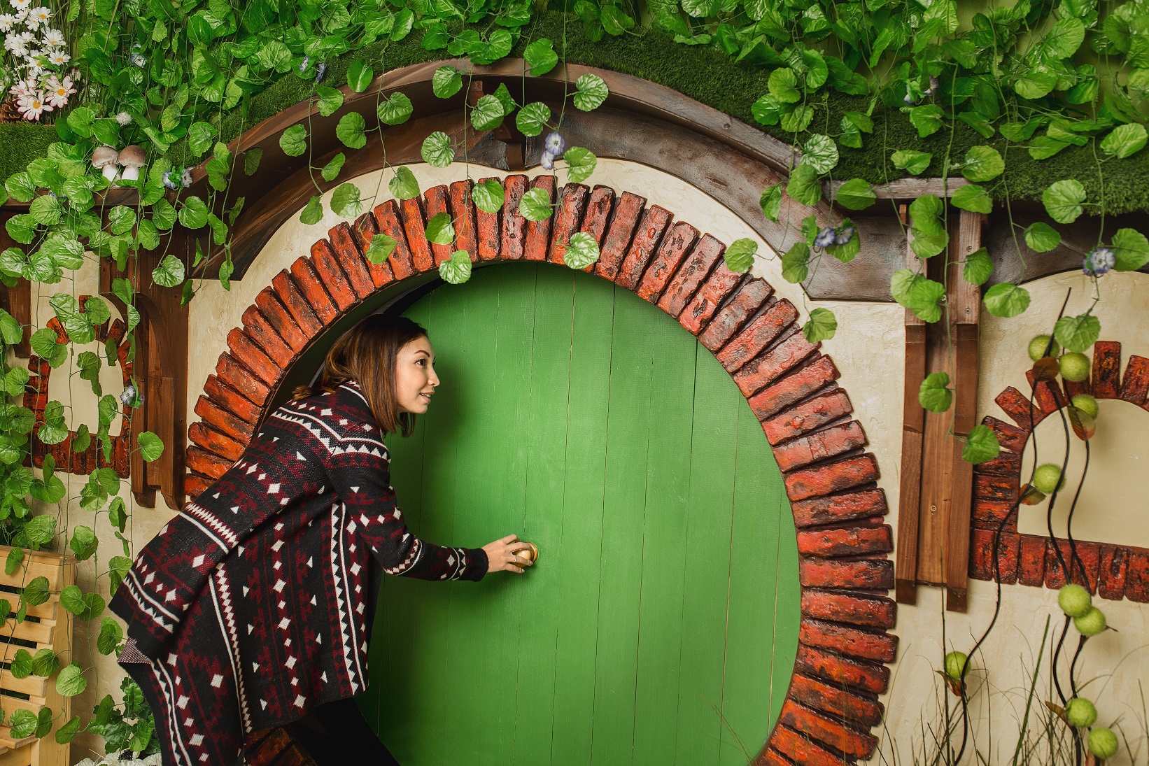 The woman in the Shire at the entrance to the hobbit house. A copy of the scene of the film Lord of the Rings