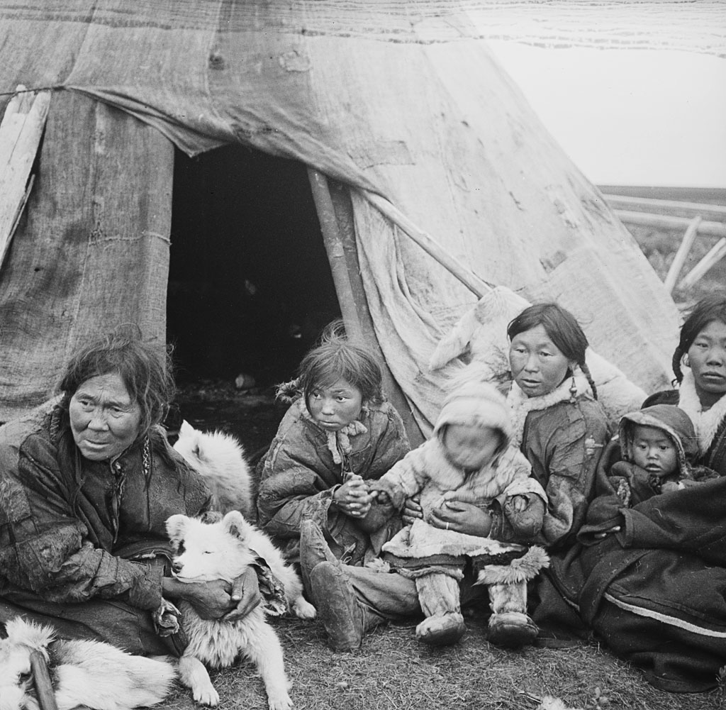 Nenets (ethnicity) women and children