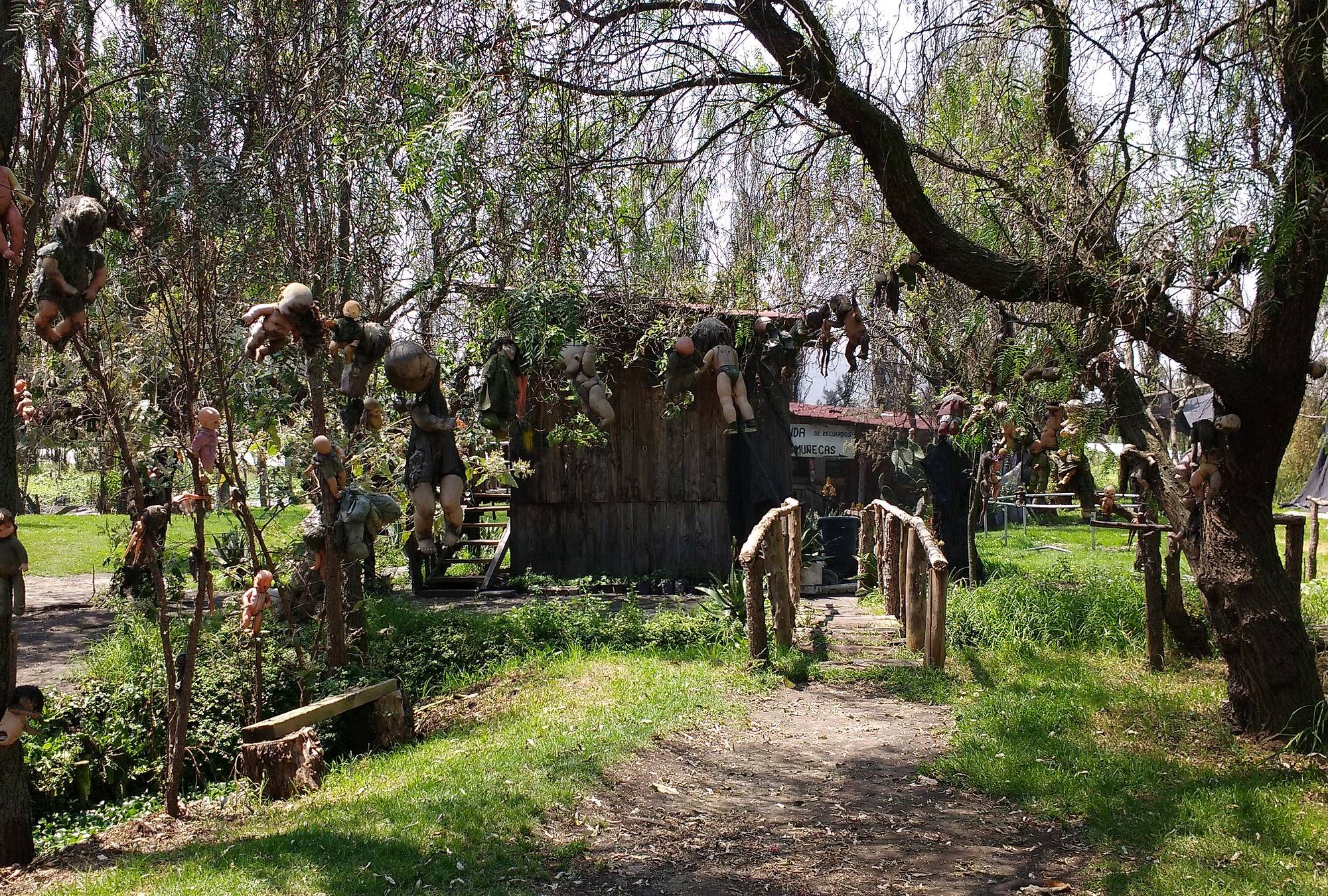 Overview of the island of the dolls