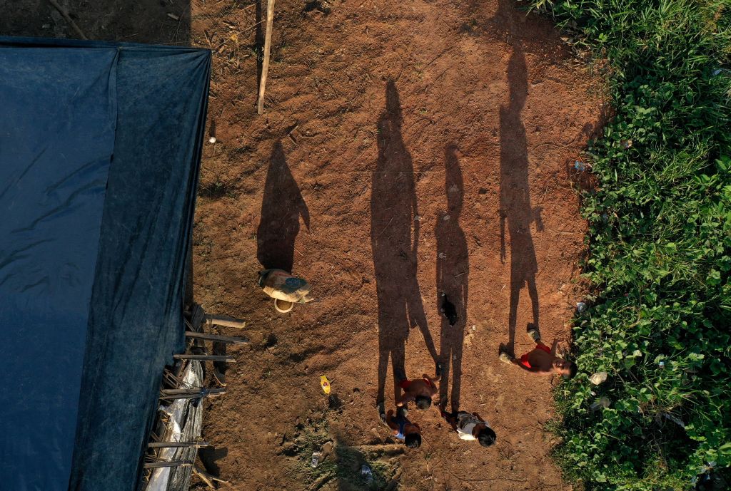 Children playing at a Nukak campsite