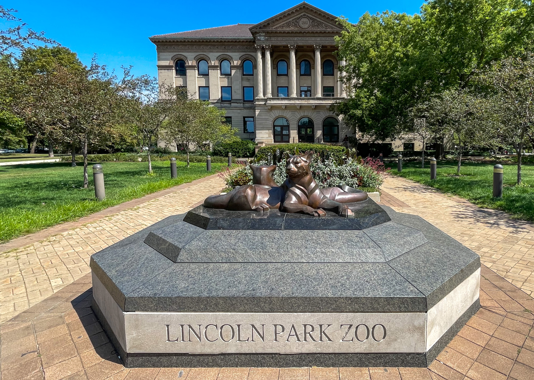 A monument in Lincoln Park Zoo, Chicago