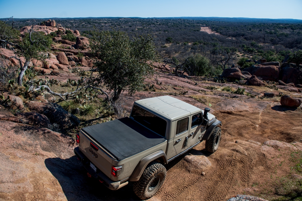 All terrain jeep gladiator Mohave goes through a difficult road - Texas 2022