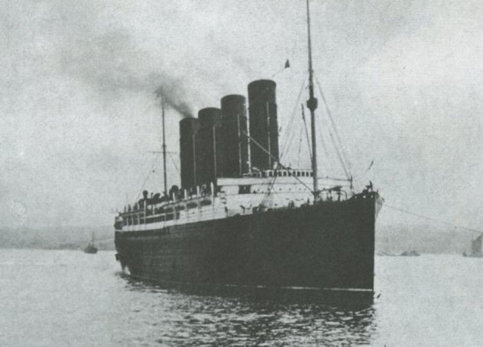 Photo of RMS Lusitania in movement