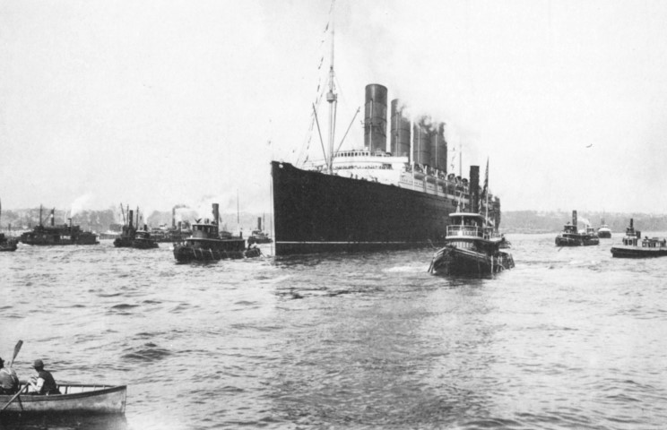 Photo of RMS Lusitania arriving in New York