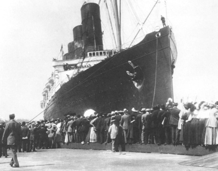 Photo of RMS Lusitania arriving in New York