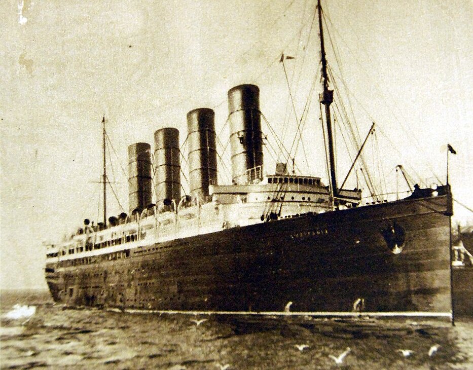 Photo of RMS Lusitania entering harbor
