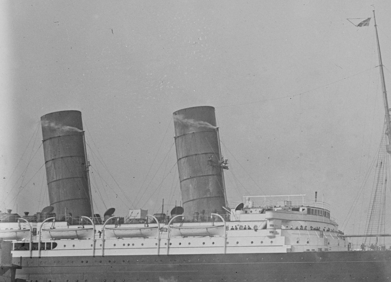 Photo of RMS Lusitania docking at new Hudson River piers