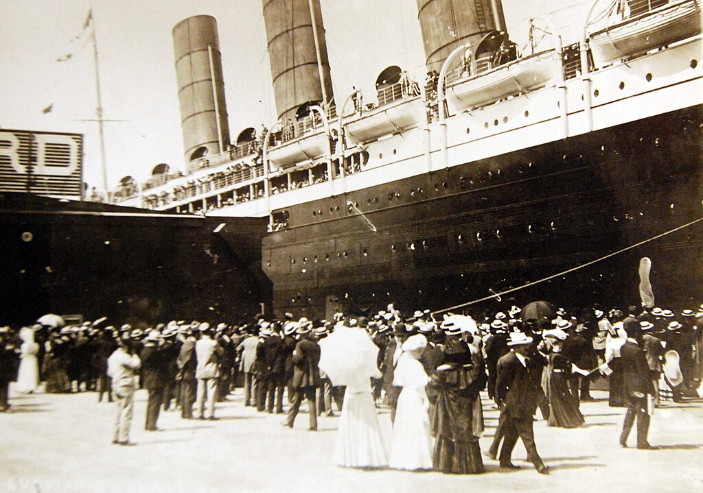 RMS Lusitania docks in New York, September 13, 1907
