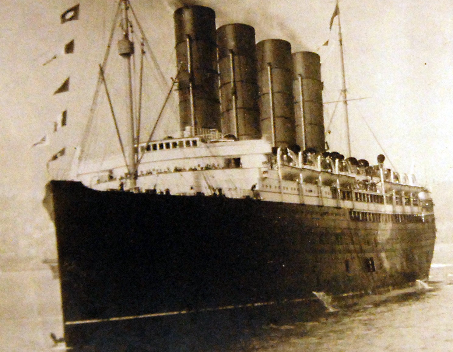 Photo of of RMS Lusitania portside bow