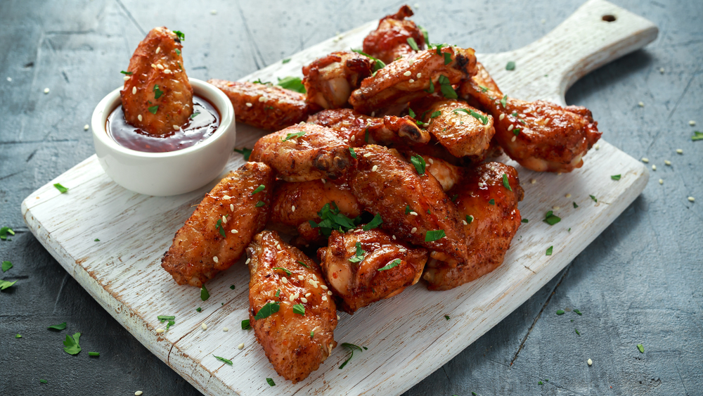Baked chicken wings with sesame seeds and sweet chili sauce