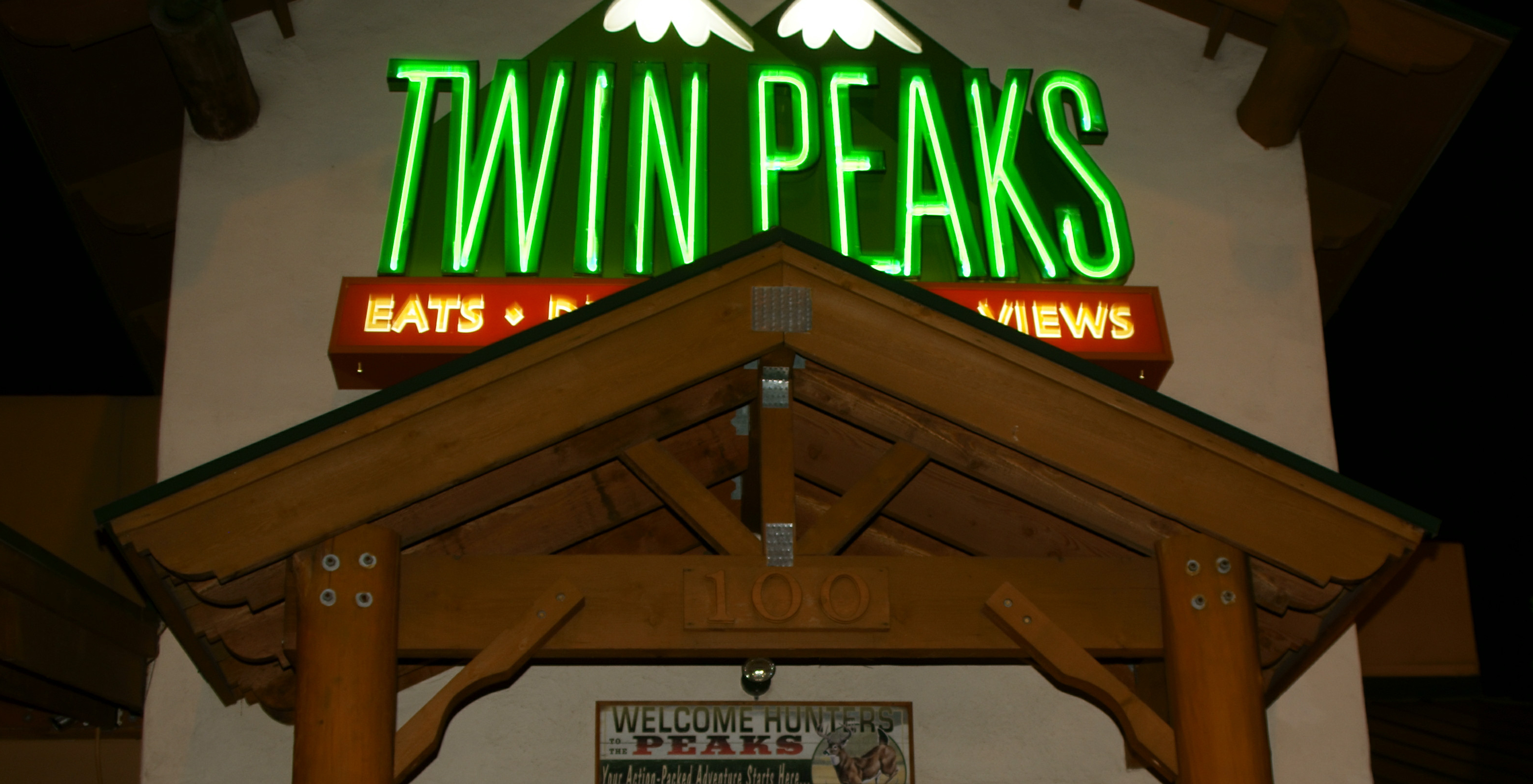 Twin Peaks restaurant