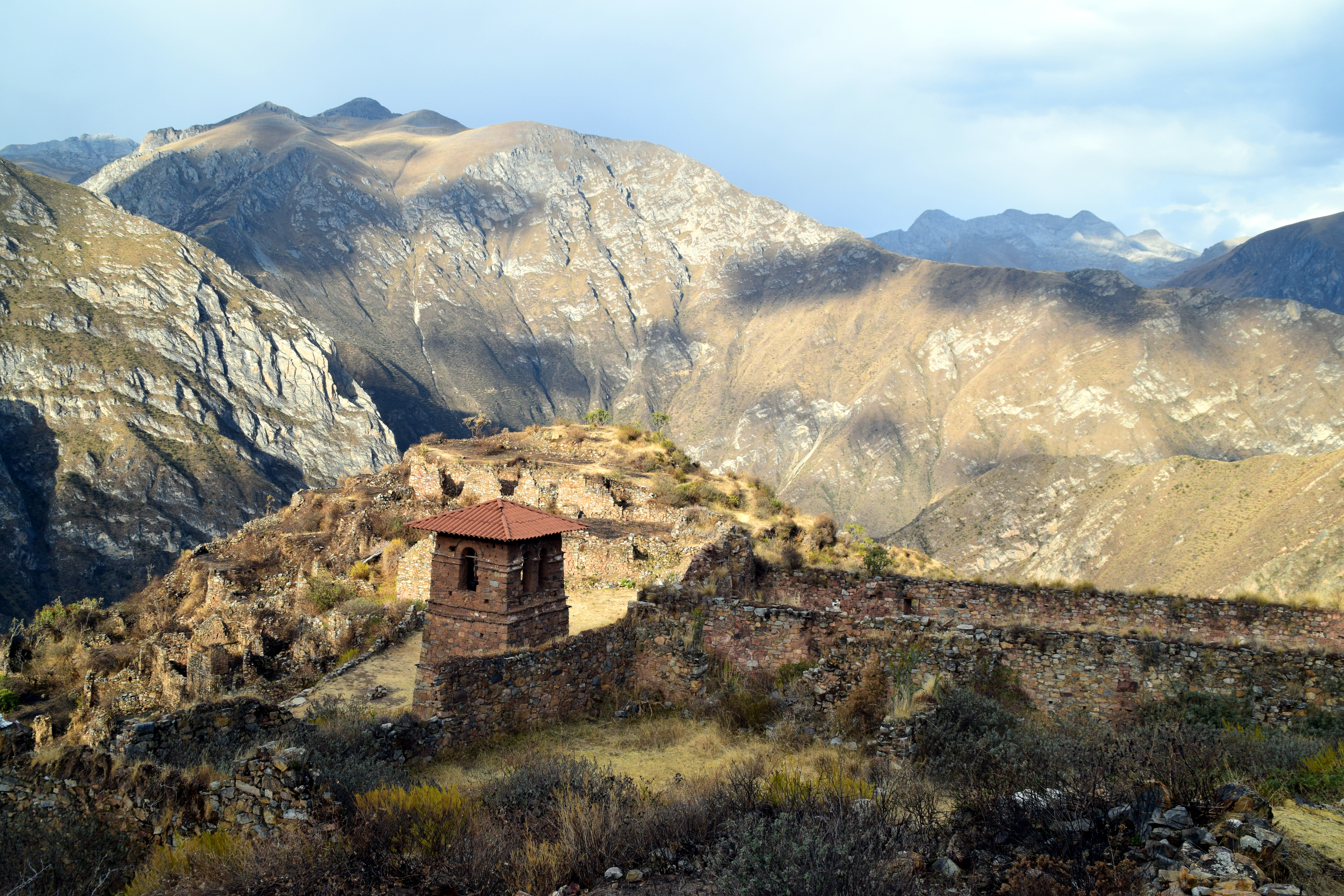 File:Ghost village, Huaquis, Peru.jpg