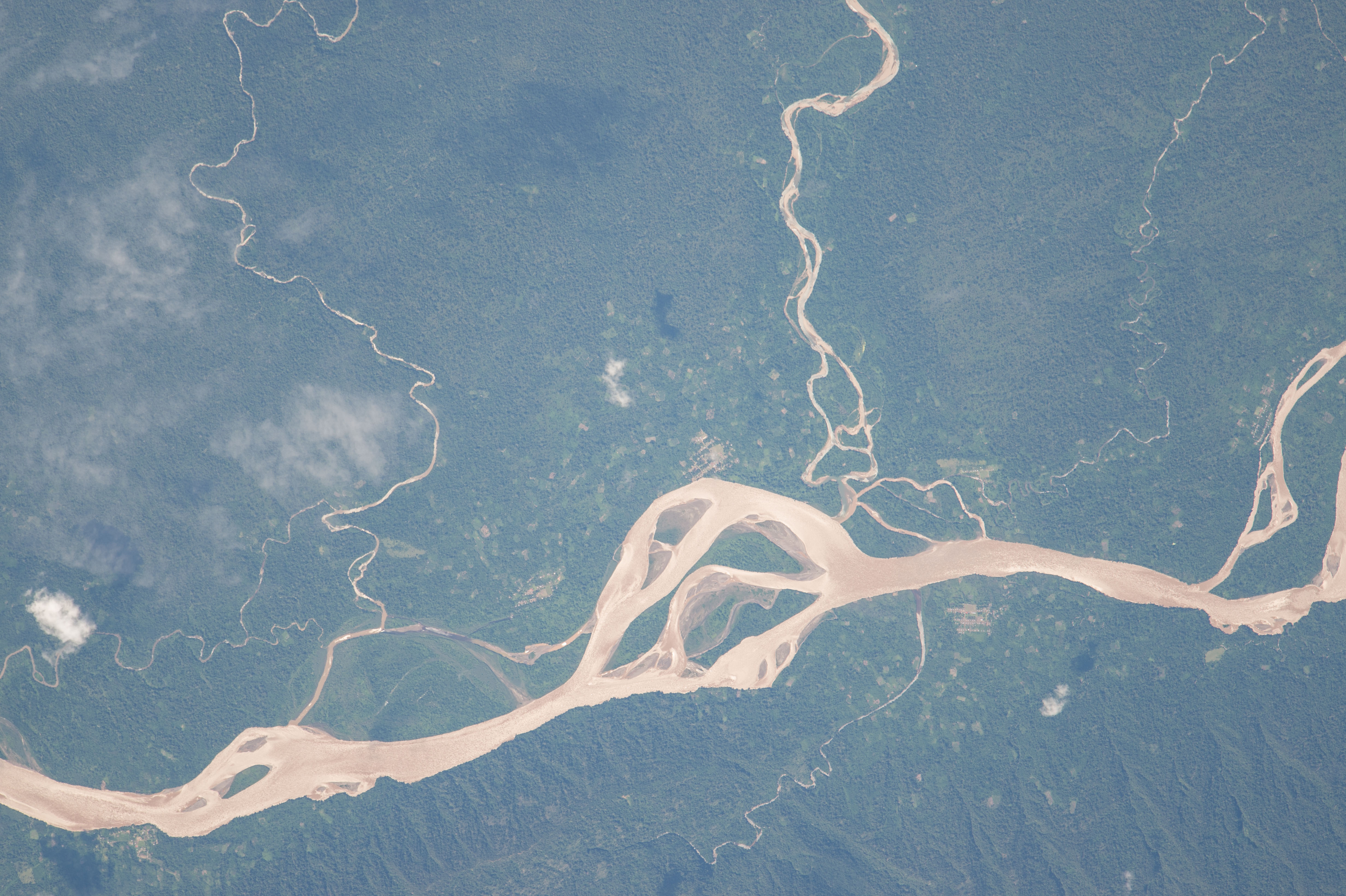 File:ISS043-E-101699 - View of Peru.jpg