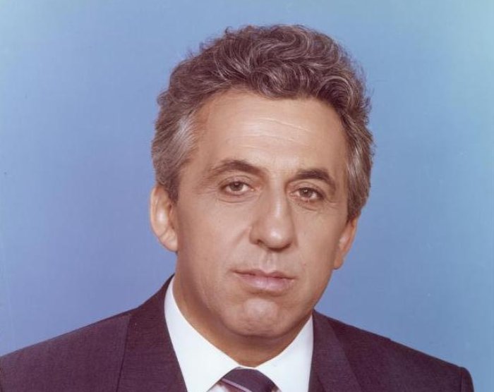 Portrait Photo of Egon Krenz in a dark suit