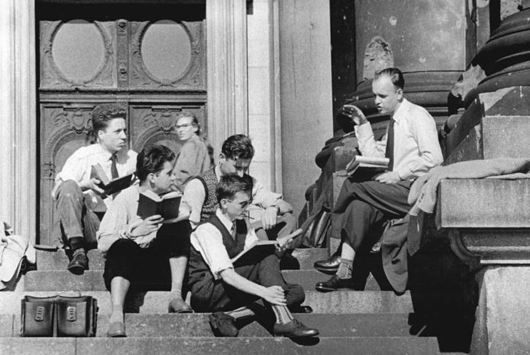 Students on the steps of the French Cathedral at Akademieplatz.