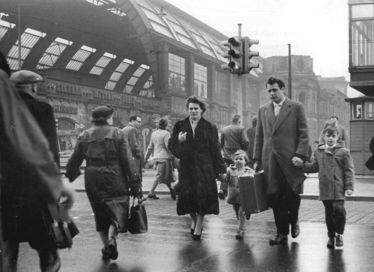 Grayscale Photo of  the Kemna family Berlin, Alexanderplatz