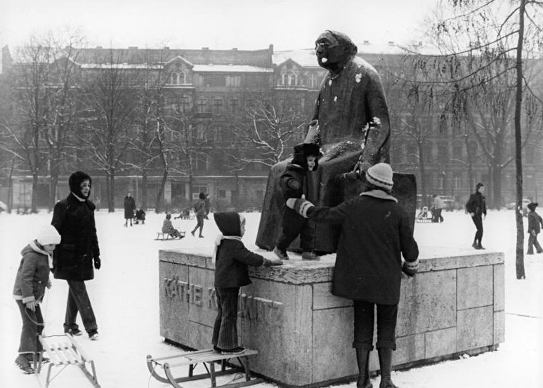 Photo of children playing at Kollwitz Memorial in Berlin 1976