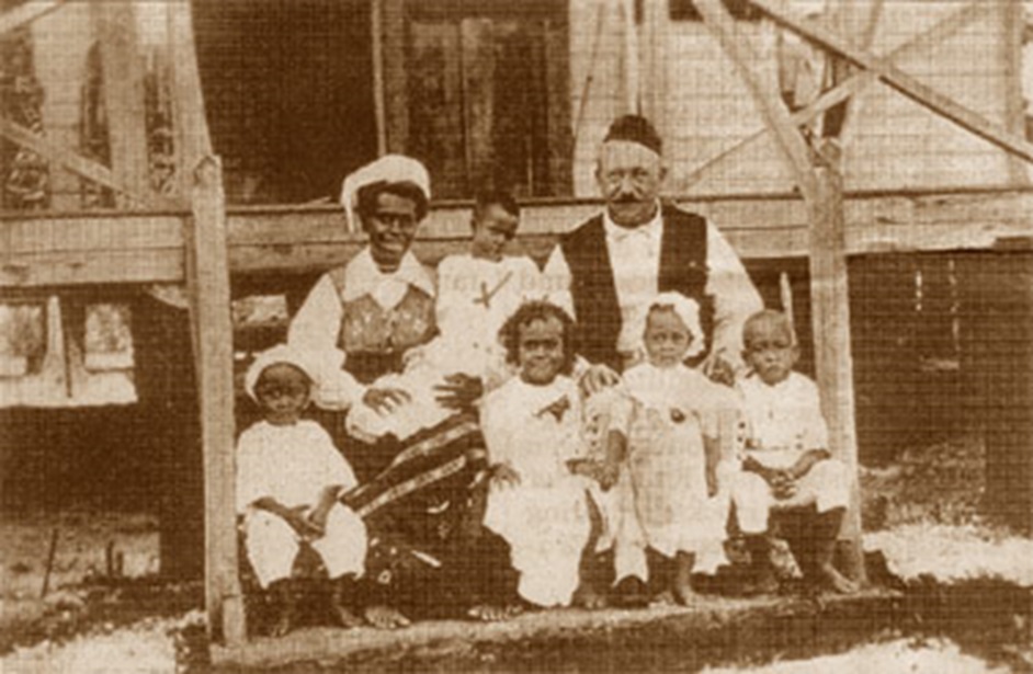 Carl Pettersson with family - 1918