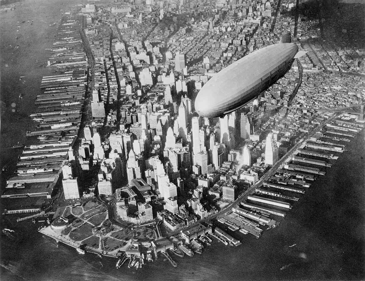Uss Akron (Zrs-4) In Flight Over Manhattan, Circa 1931-1933
