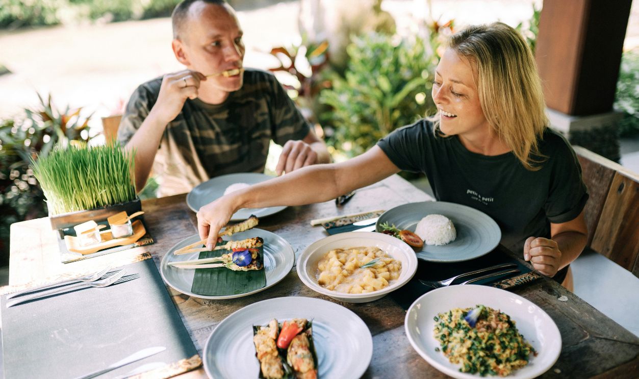 man-and-woman-eating-dinner
