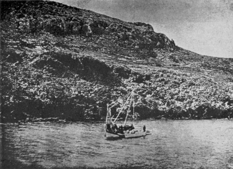 Investigation of the ancient shipwreck of Antikythera based on a contemporary photograph