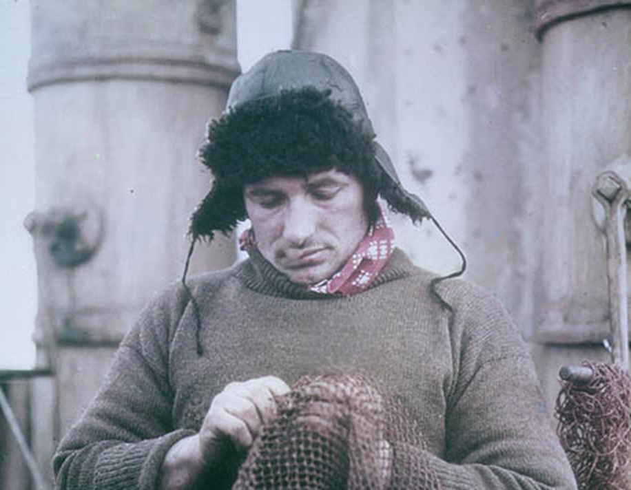 The Bosun [John Vincent] of the 'Endurance' mending a net, 1915