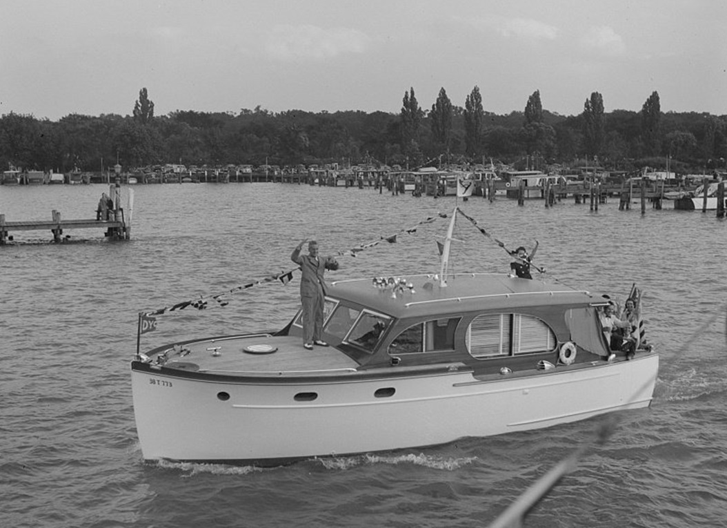 Small cabin cruiser at sea - 1940