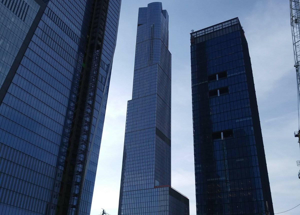 35 Hudson Yards and a clear blue sky